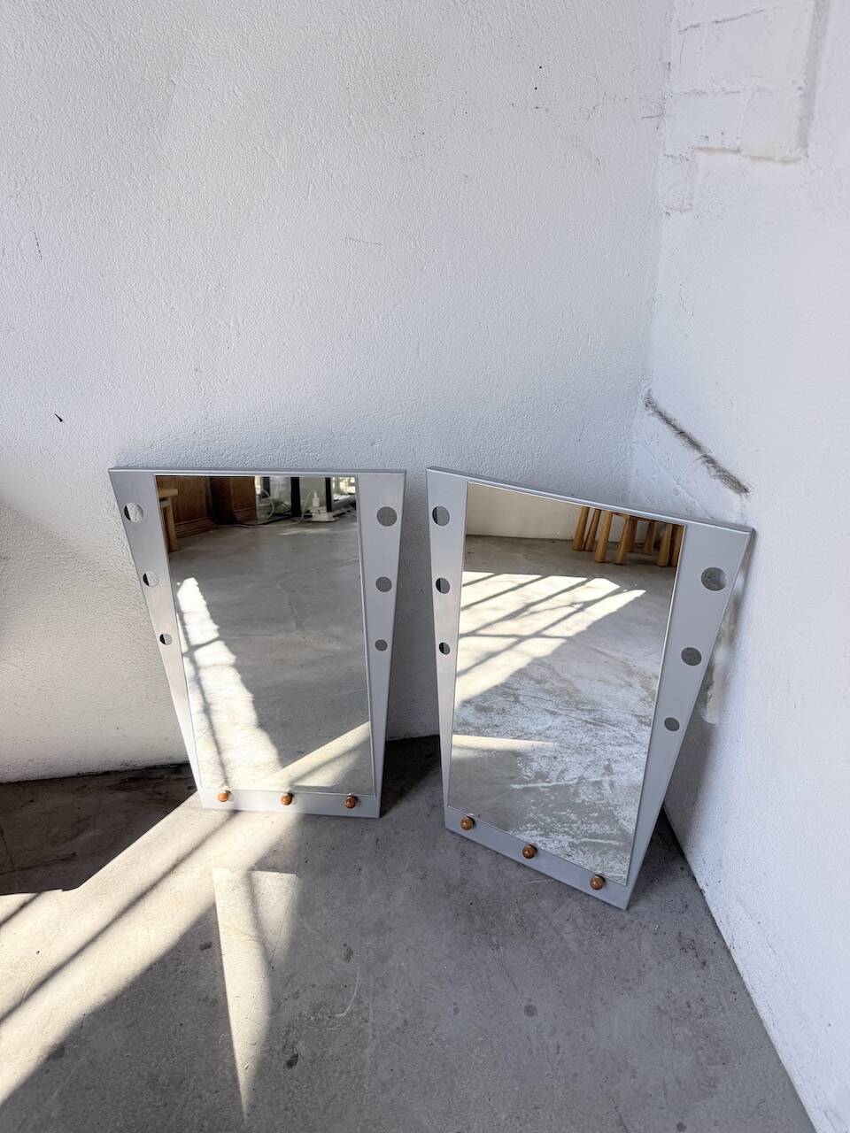 Paire miroirs « Memphis » années 80 chrome et bois