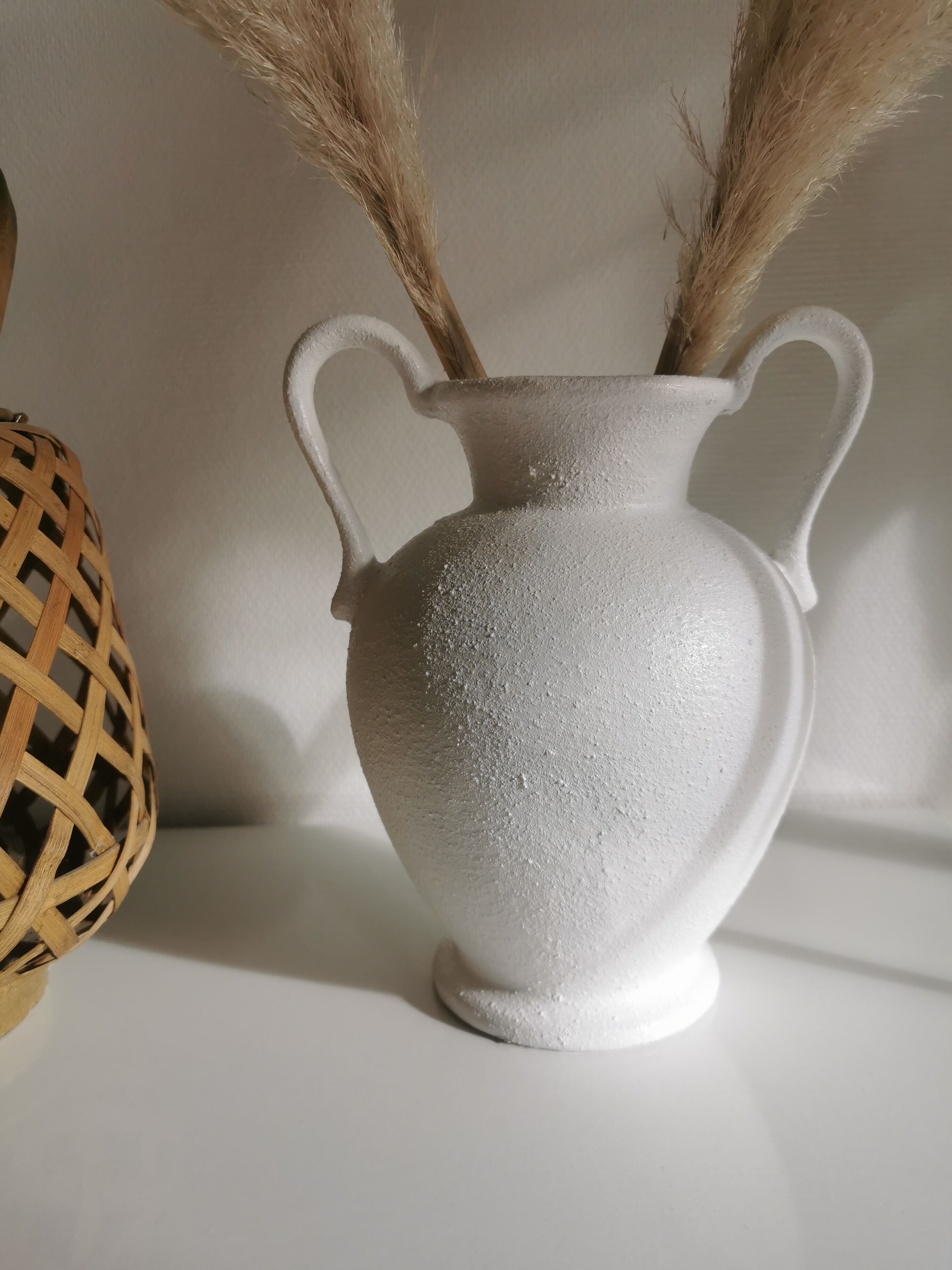 Vases blanc avec anses