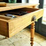 Table de drapier en chêne massif doré 230x73cm deux tiroirs