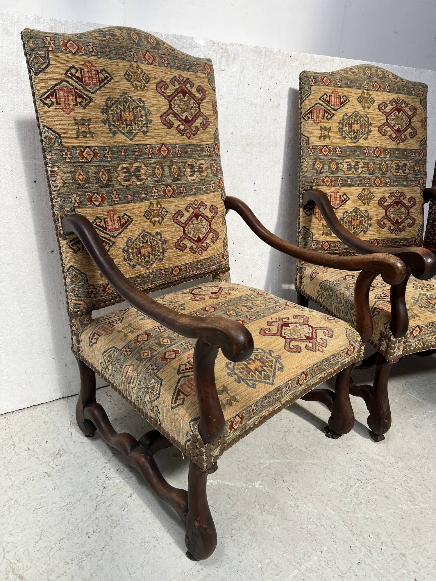 Paire de fauteuils de style Louis XIII a haut dossiers plats XX siècle