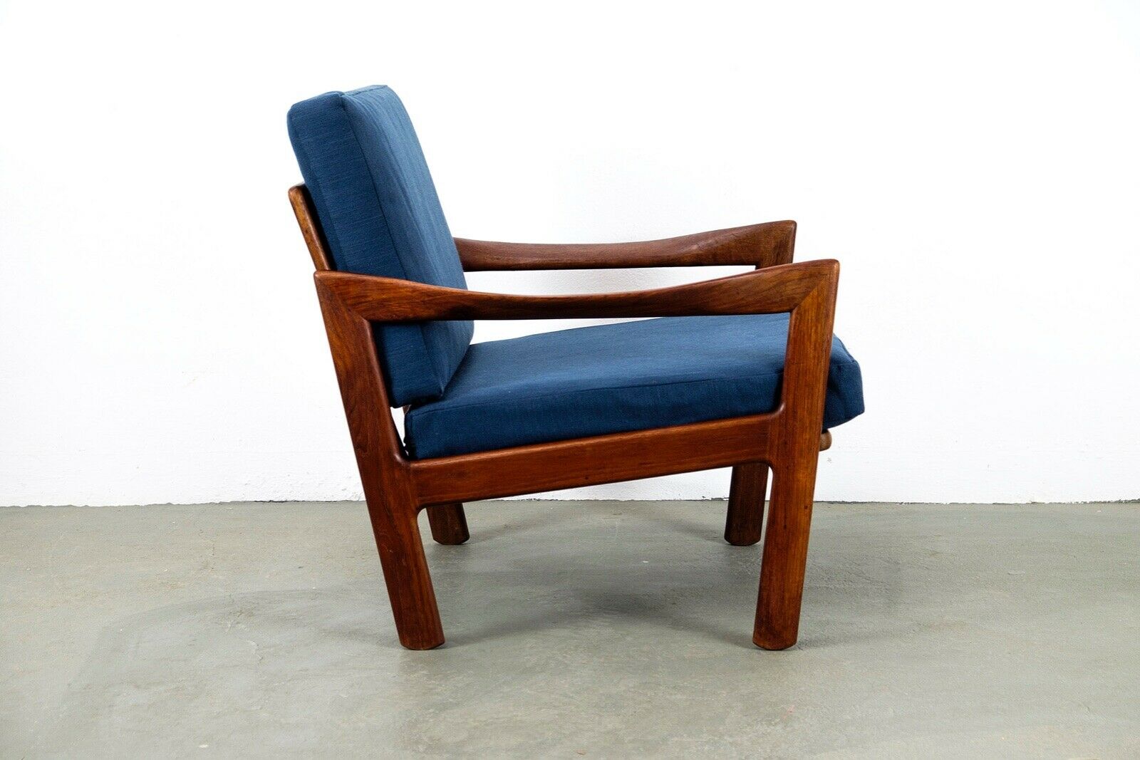 Illum Wikkelsø chair model 20 made by Niels Eilersen