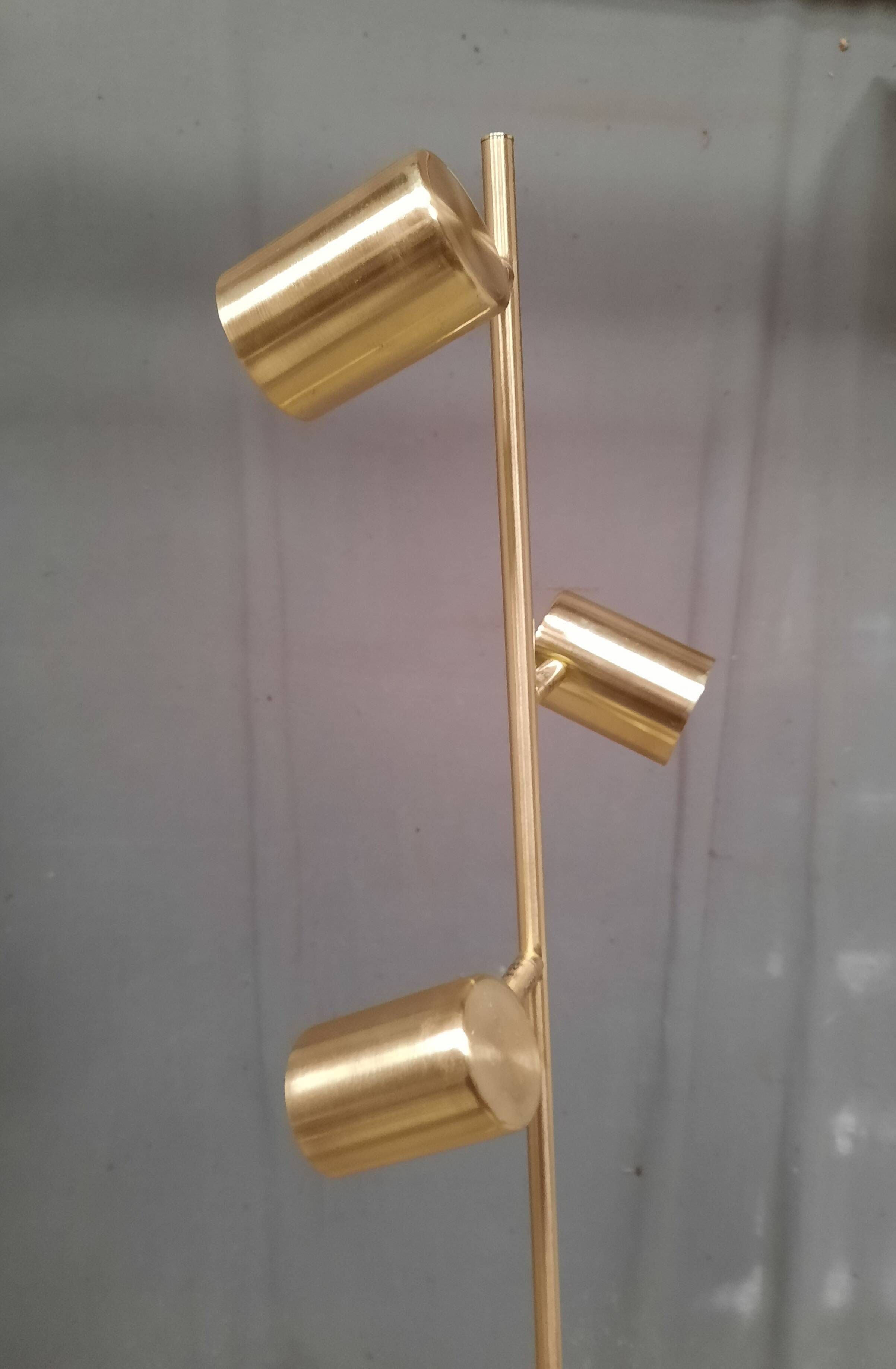 Lampadaire doré à 3 spots
