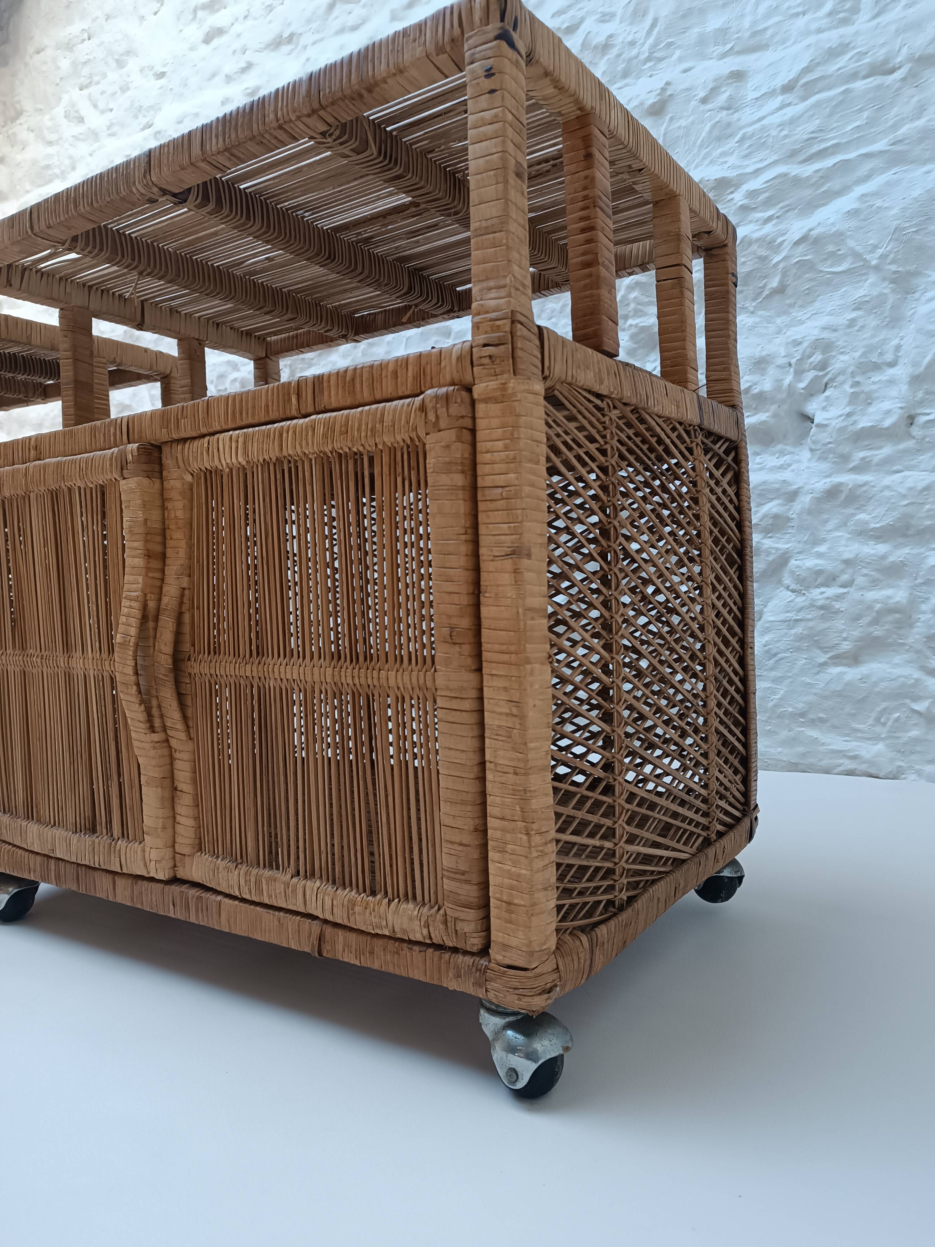 Paire de buffets en rotin vintage (Buri ) sur roulettes