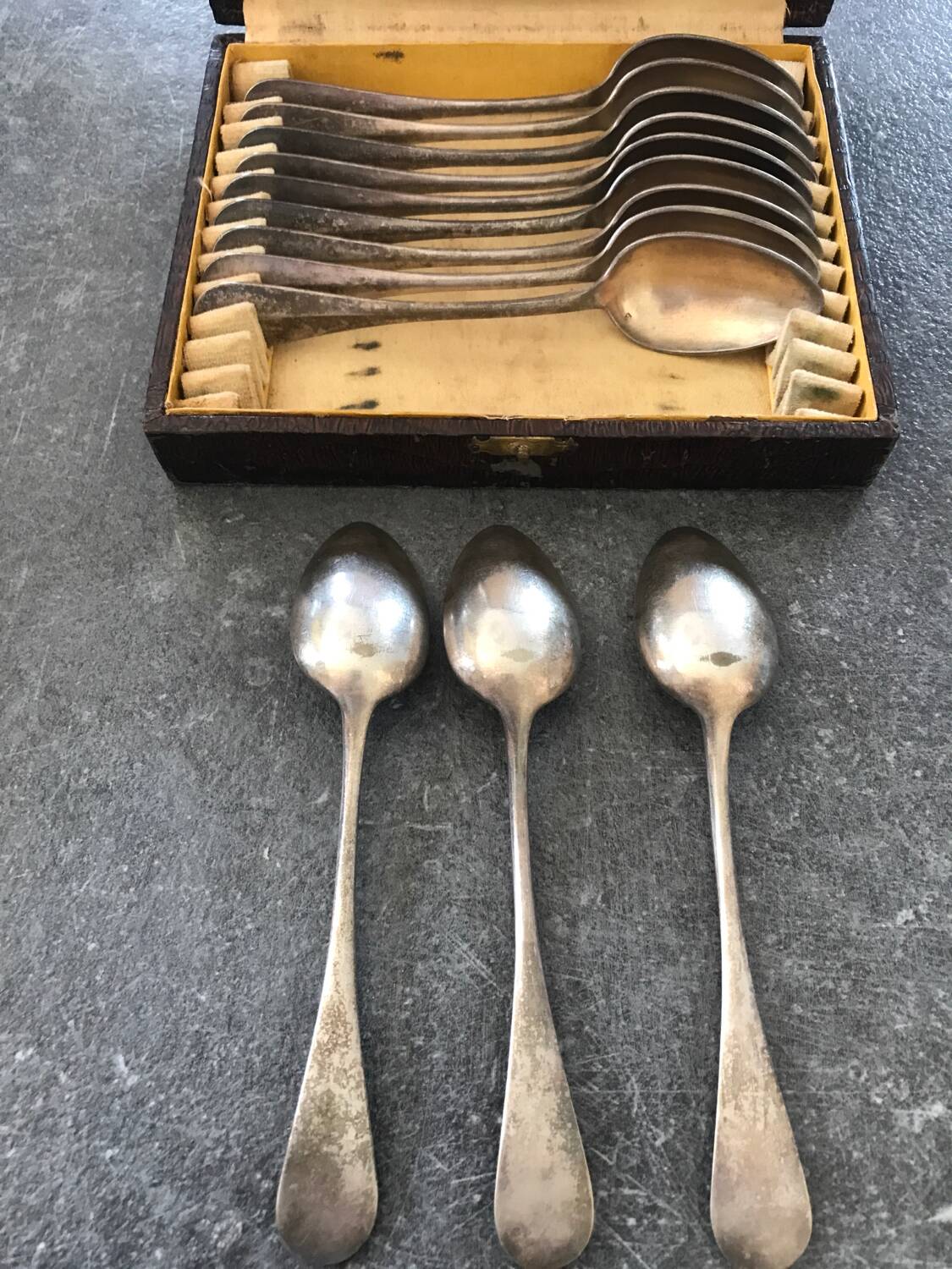 Series of 12 teaspoons in silver metal