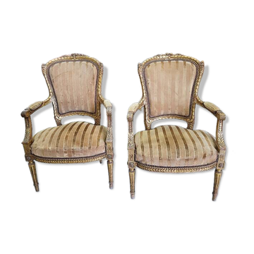 Paire de fauteuils en bois dore style Louis XVl