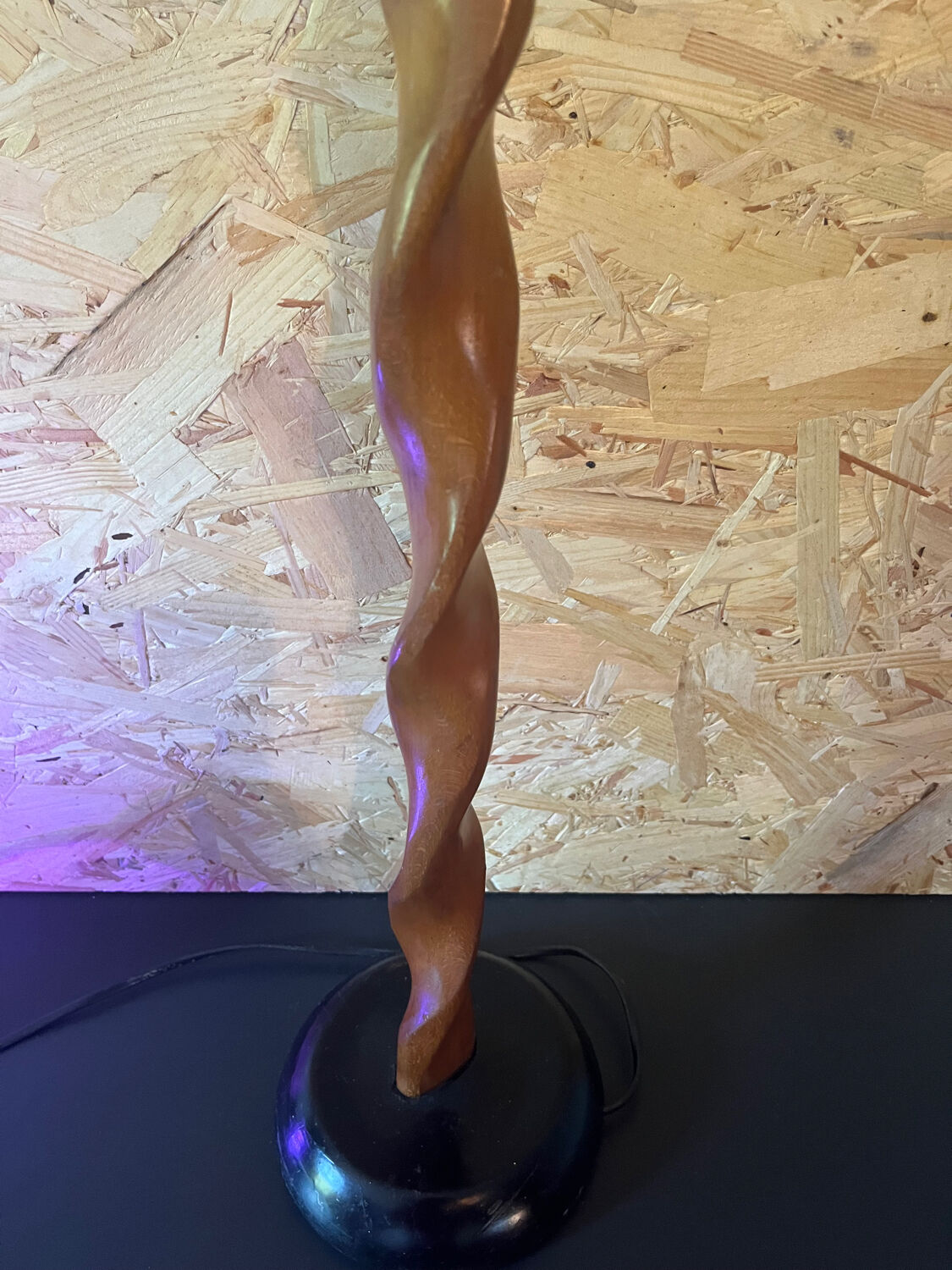 Pied de lampe torsadé en bois