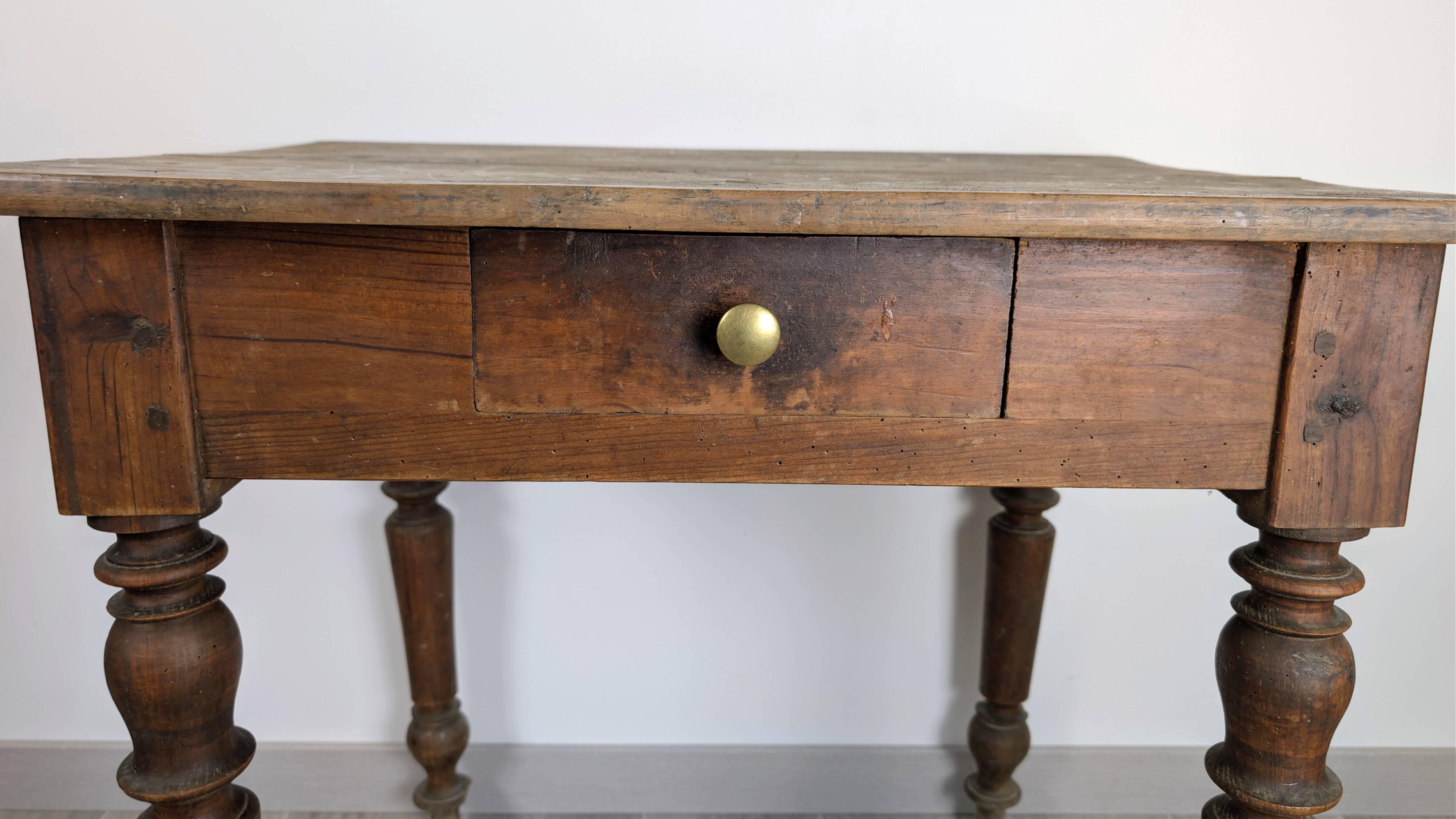 Writing table Napoleon III in solid wood – Authentic charm of the 19th century