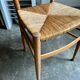 Chaise en bois clair et paille