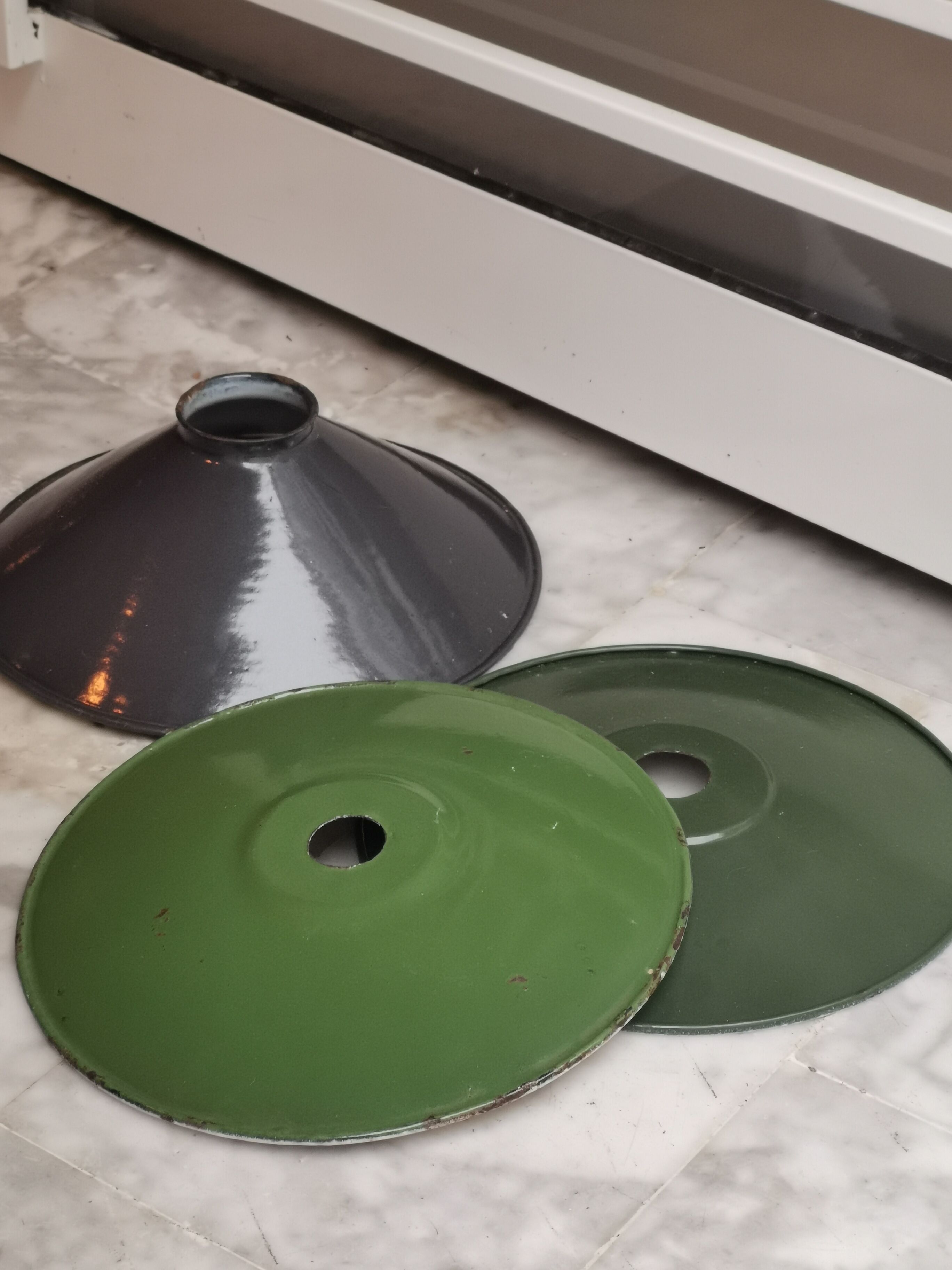 Green suspension in enamelled sheet metal