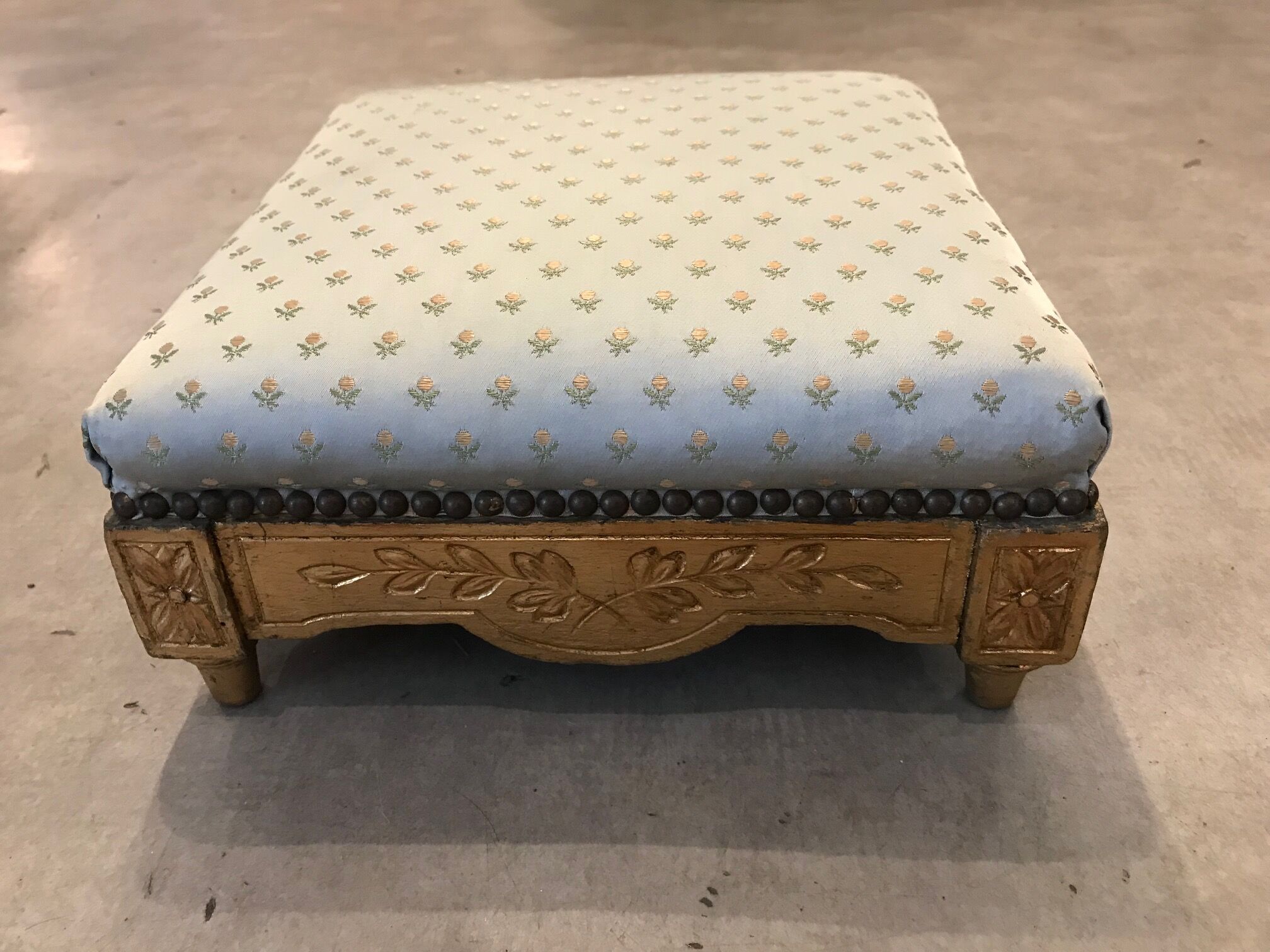Repose pied style louis xvi en bois dore a la feuille d'or et tissu en satin