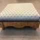 Repose pied style louis xvi en bois dore a la feuille d'or et tissu en satin