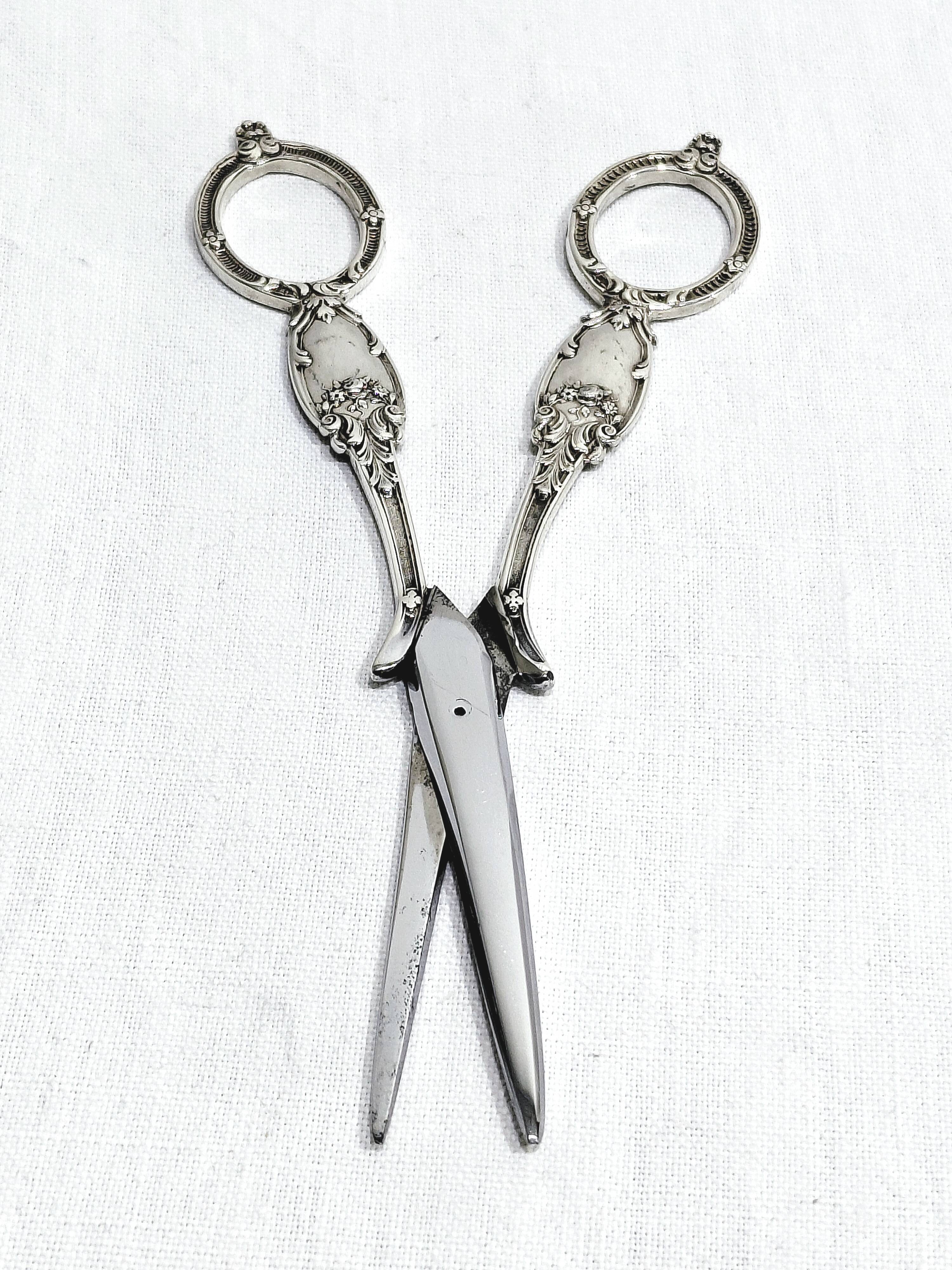 Eugène Schifferlet - Pair of grape scissors in silver