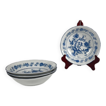 4 bowls / small dishes with blue onion pattern