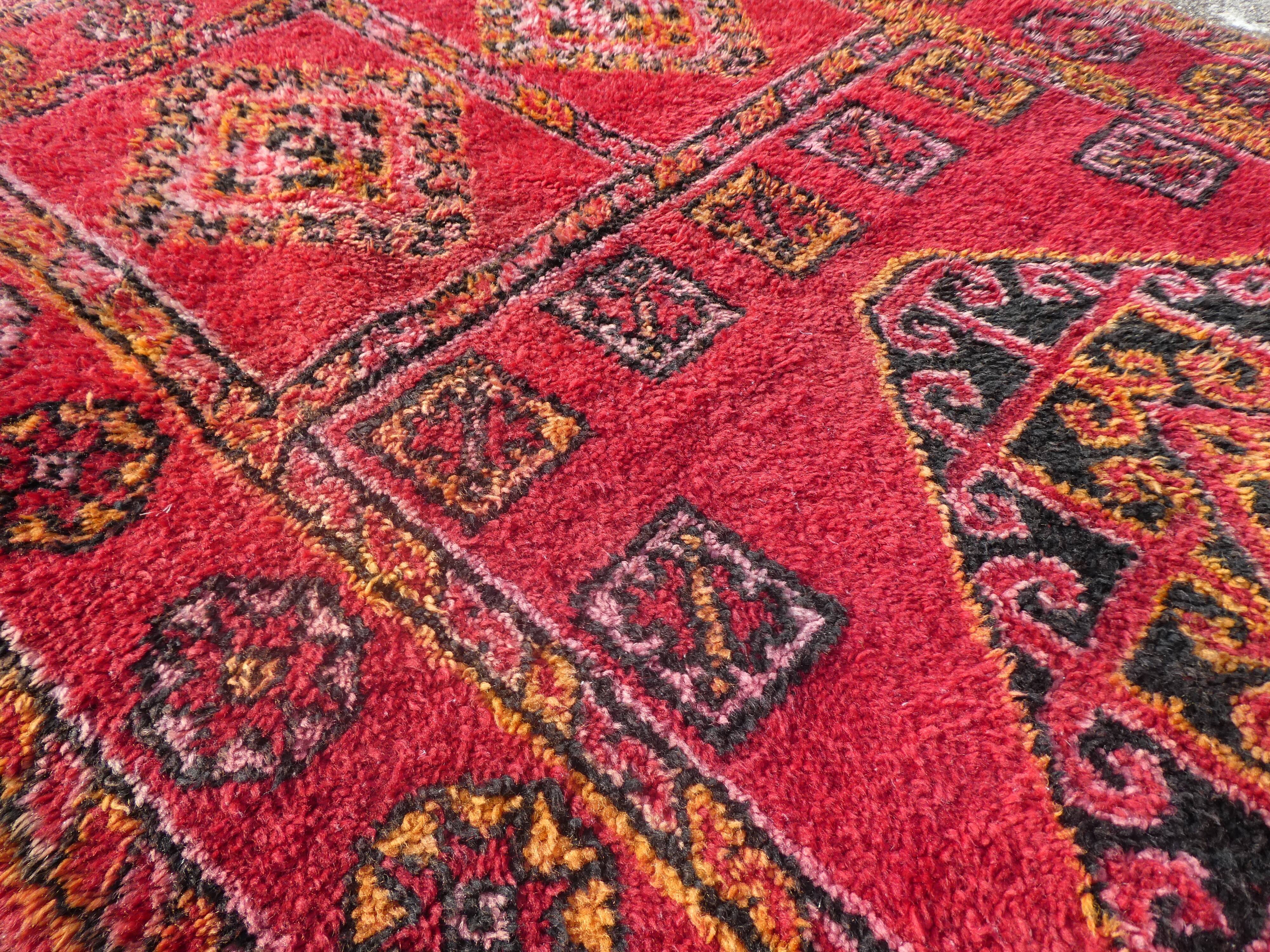 Tapis berbère marocain vintage Boujaad de Khenifra 250x120 cm