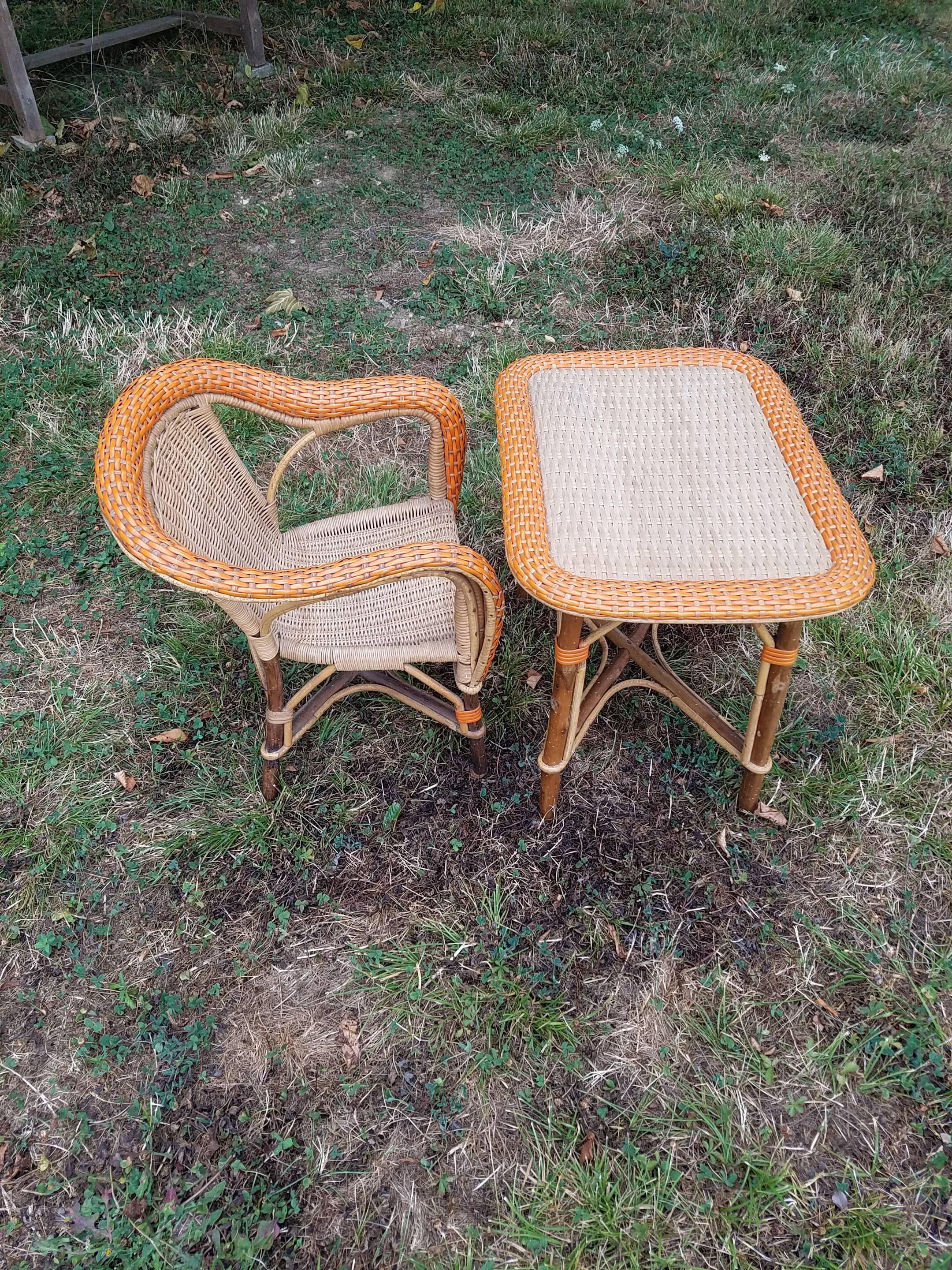 Fauteuil et table en rotin pour enfant