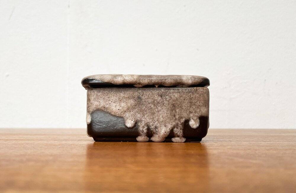 West German pottery box, fat lava WGP from the mid-century with lid, 1960s.