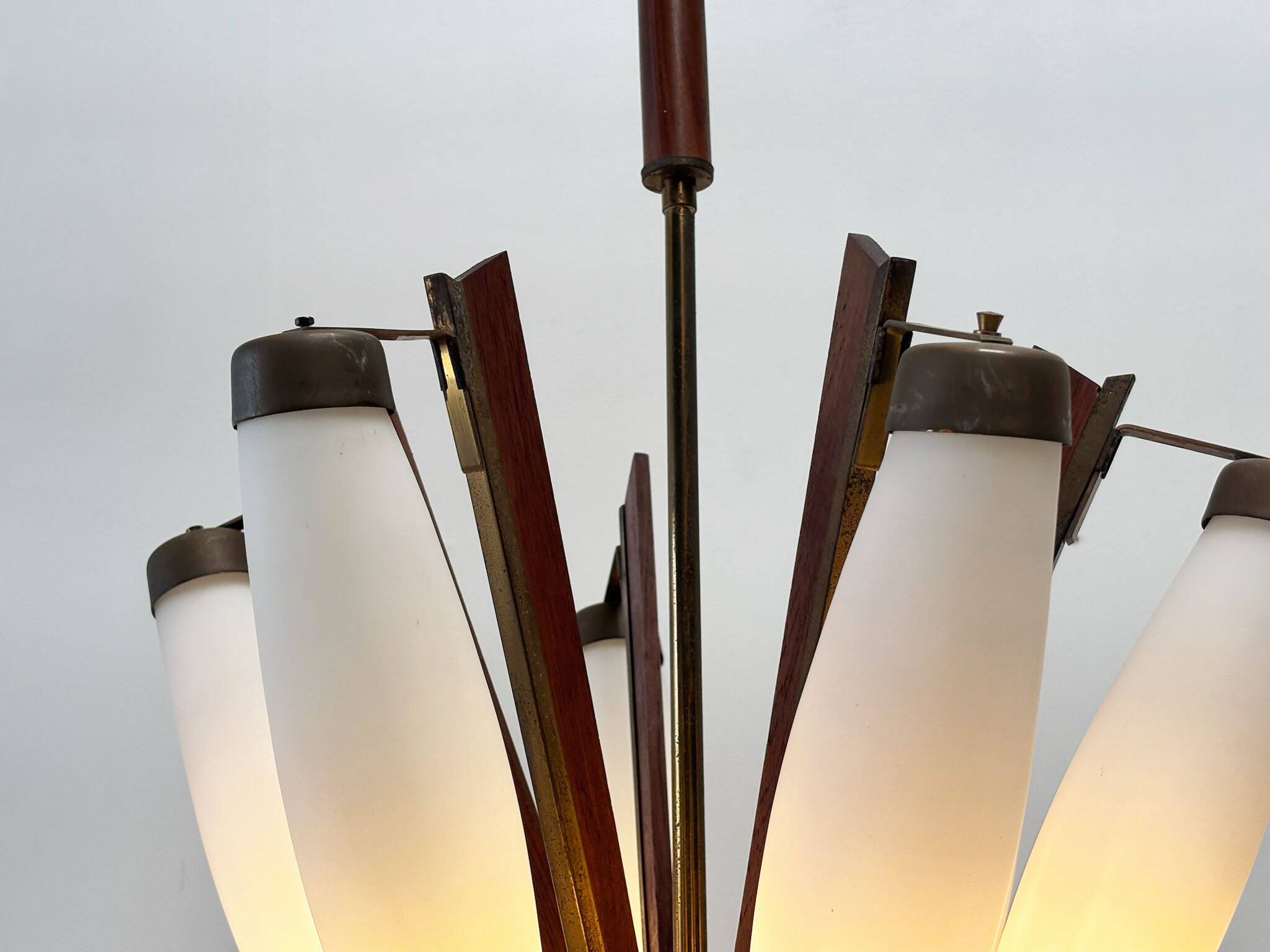 Lustre italien en teck et laiton