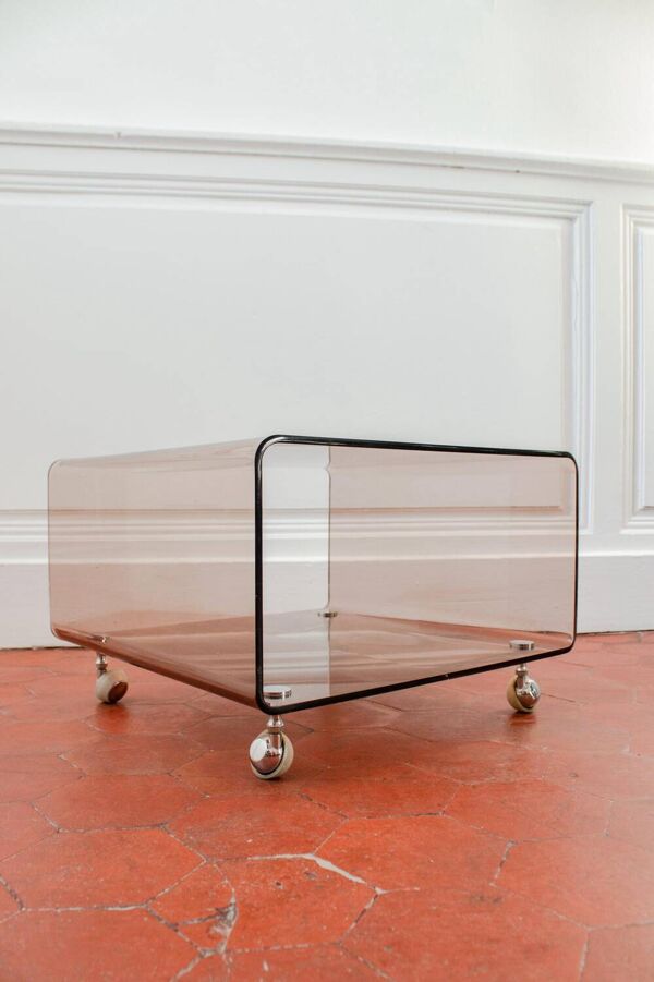 Table d’appoint en plexiglas fumé à roulettes par Michel Dumas