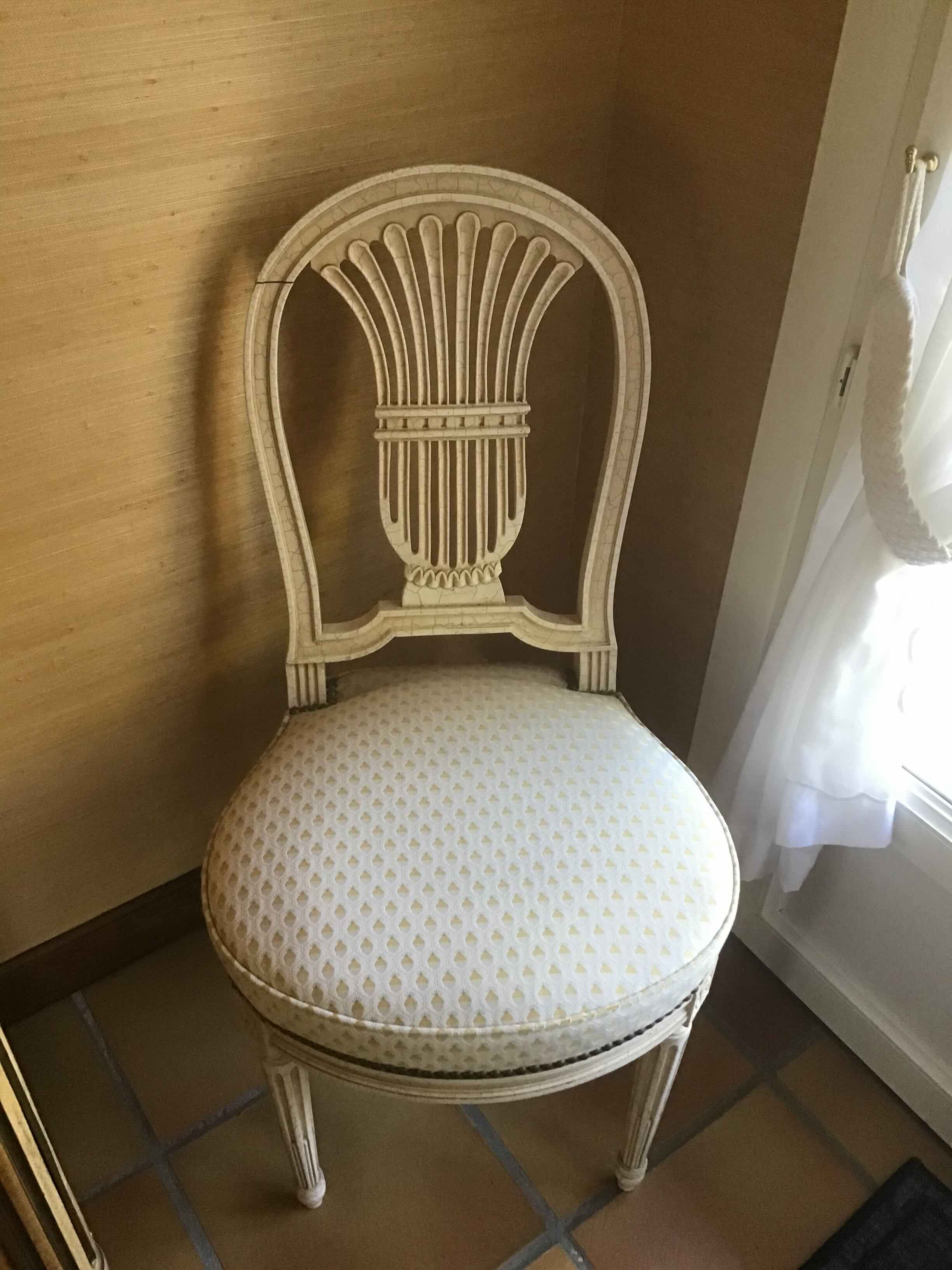 Paire de chaises à dossier « lyre » de style Louis XVI