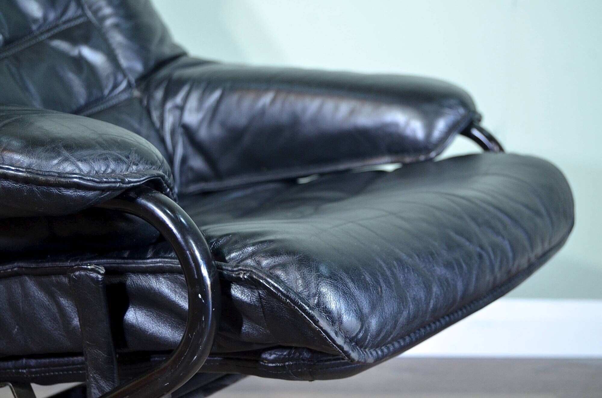 Fauteuil pivotant/inclinable norvégien Skoghaug en cuir noir du milieu du s