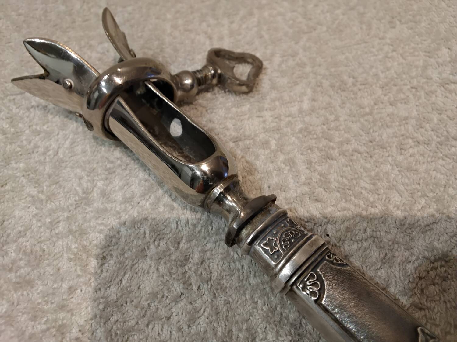 Silver metal handle in the style of Louis XVI.