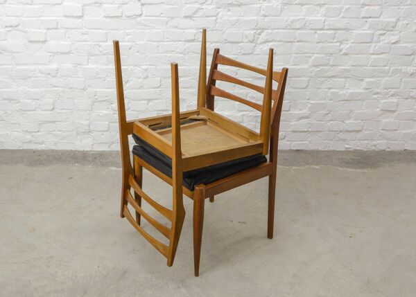 Chaises de salle à manger en bois massif avec assise carrée en similicuir noir, années 1960