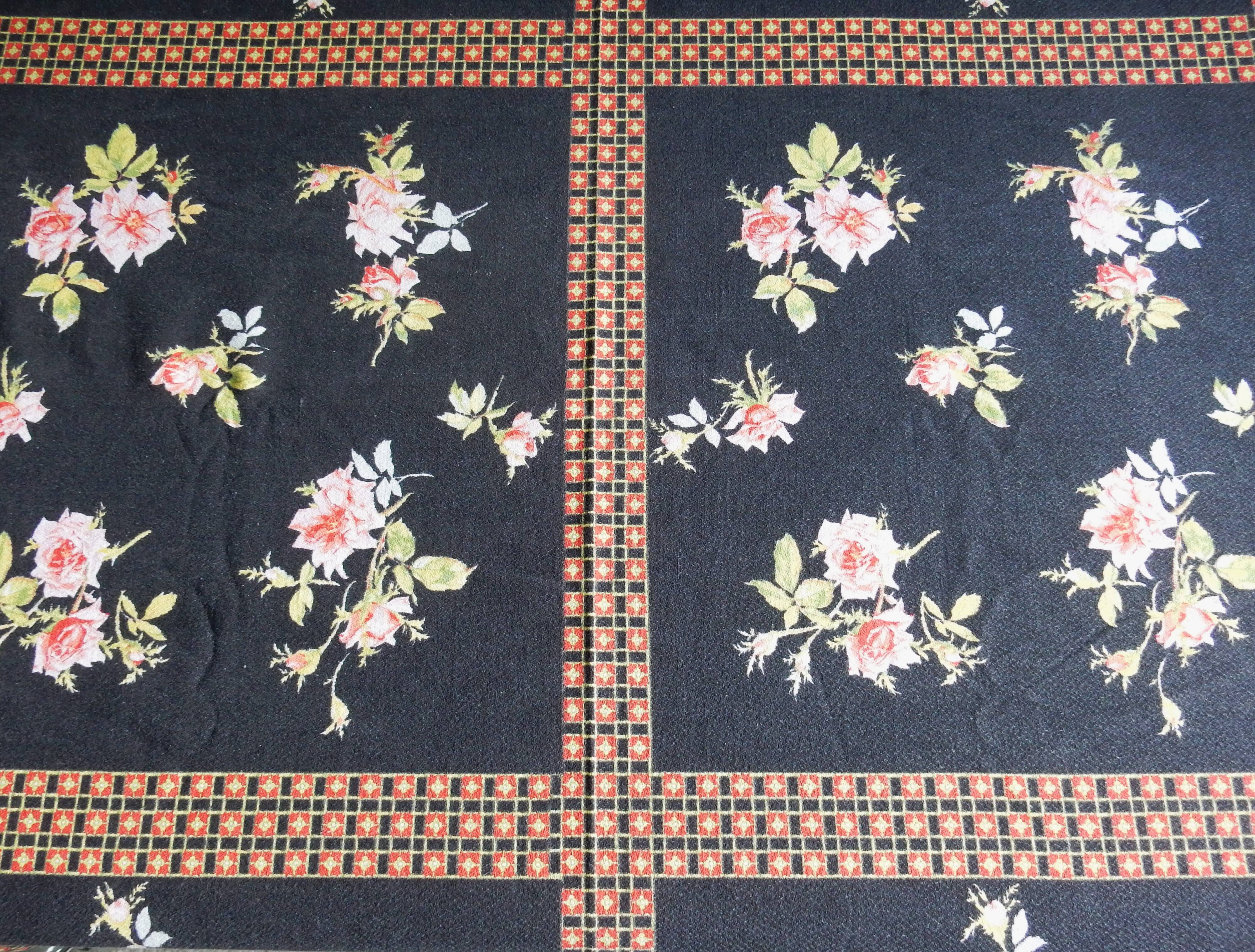 Black tablecloth with bouquets of roses