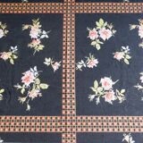 Black tablecloth with bouquets of roses