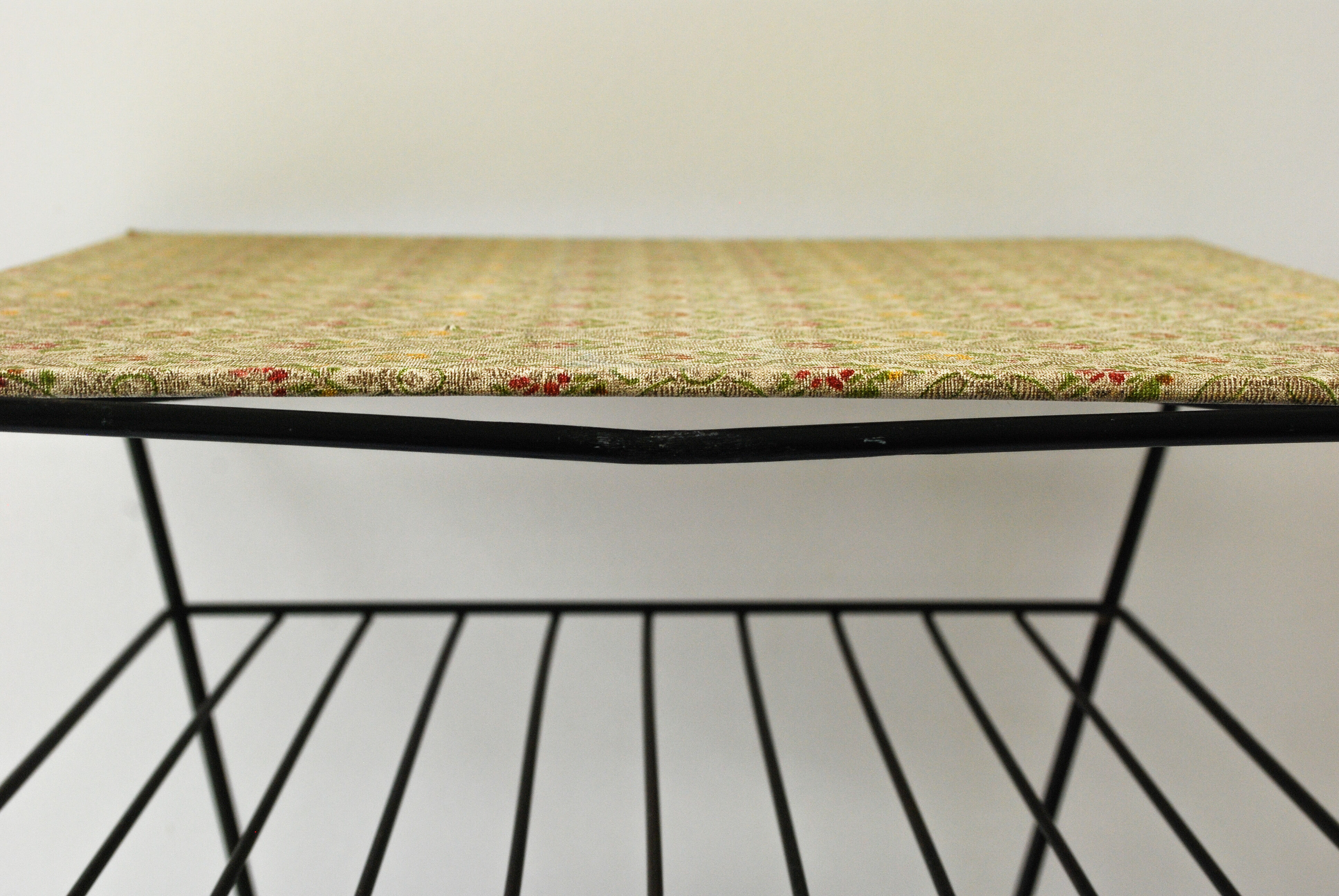 End magazine rack table