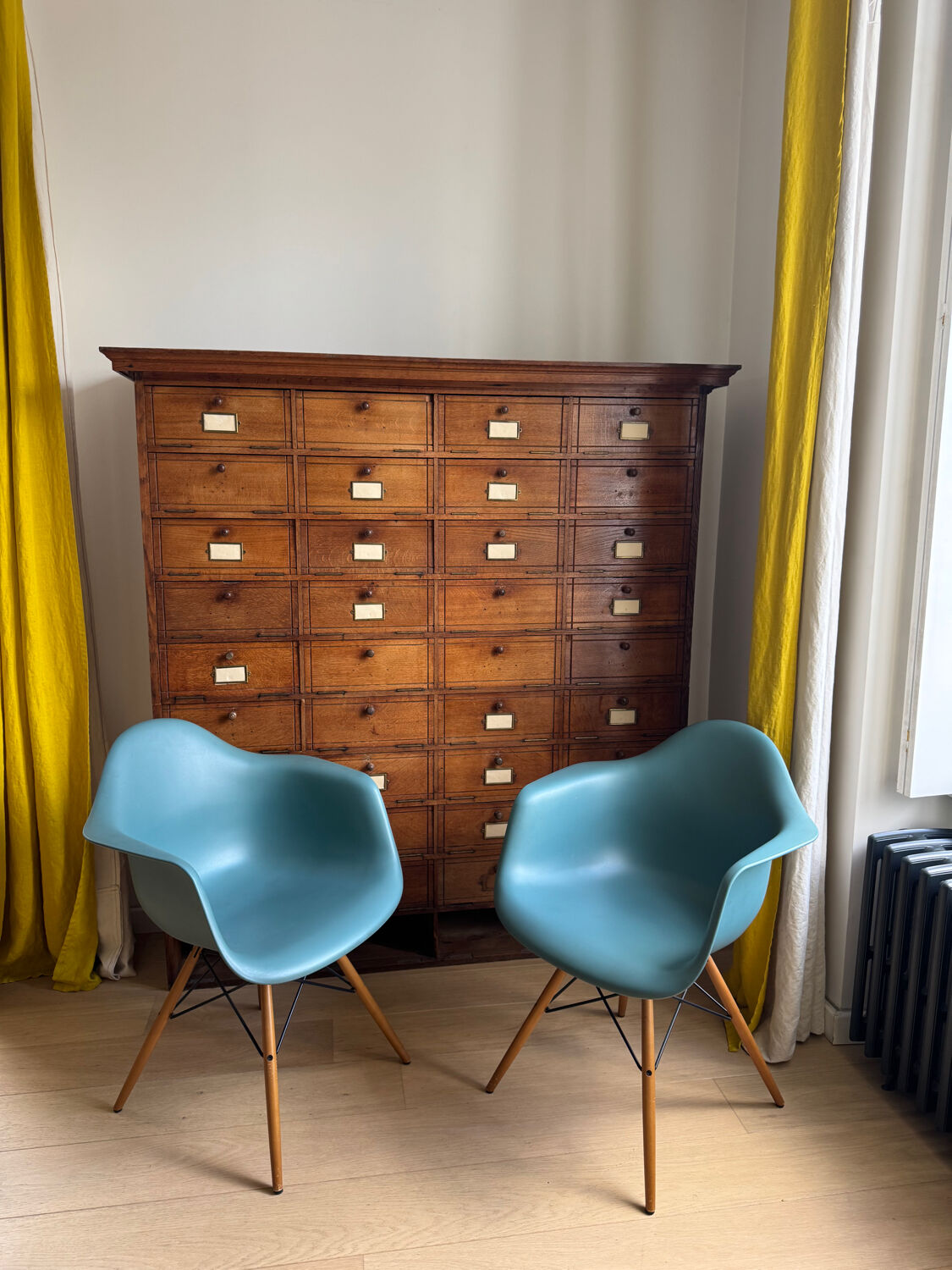 2 Vitra armchairs by Eames