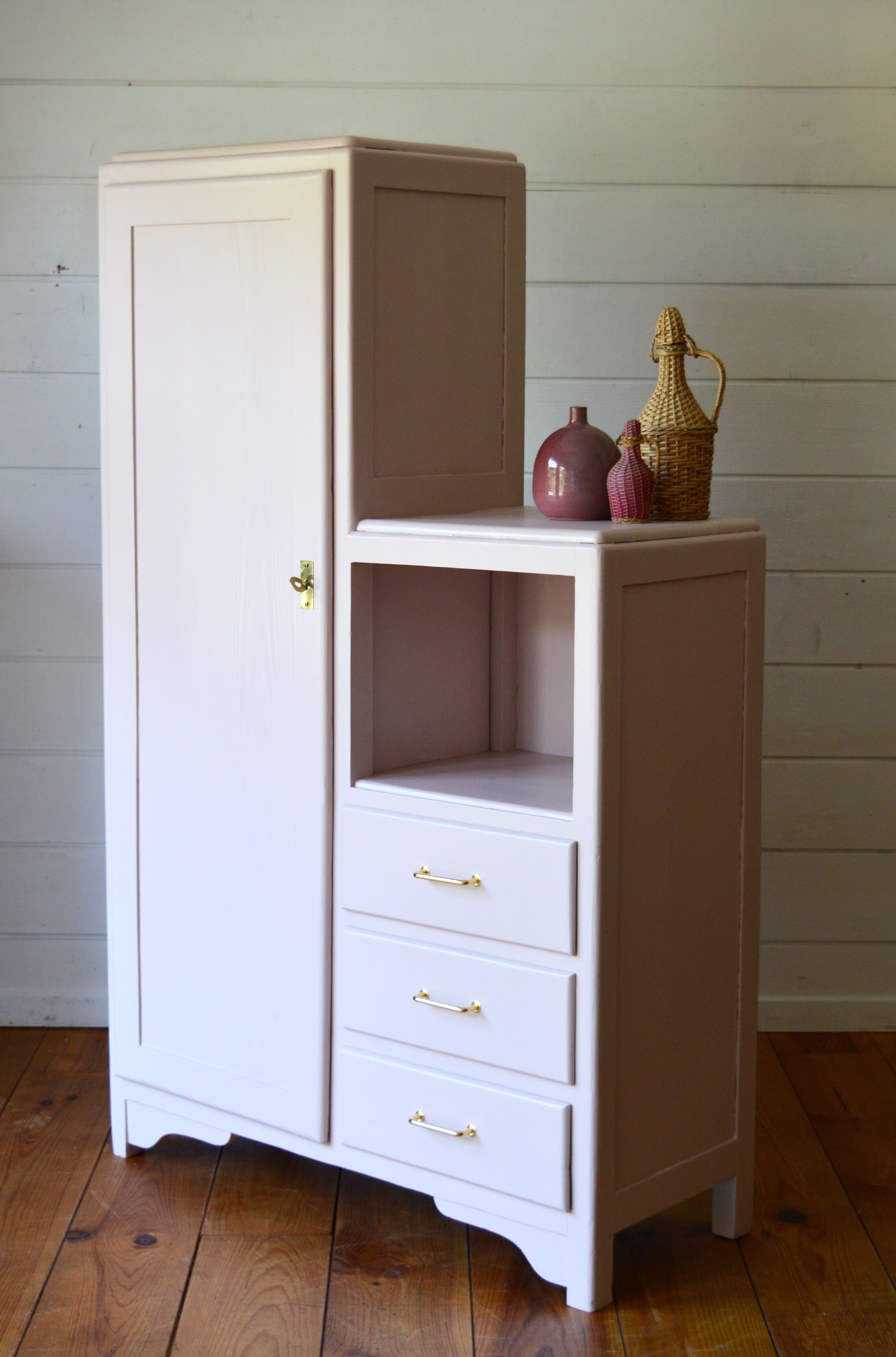 Asymmetric cabinet