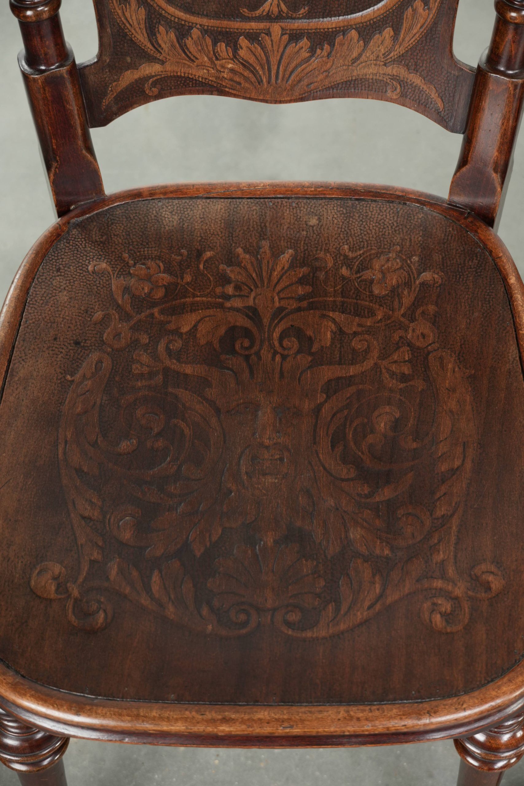 Ensemble de quatre chaises de bistro antiques de la fin du 19e/début du 20e siècle.