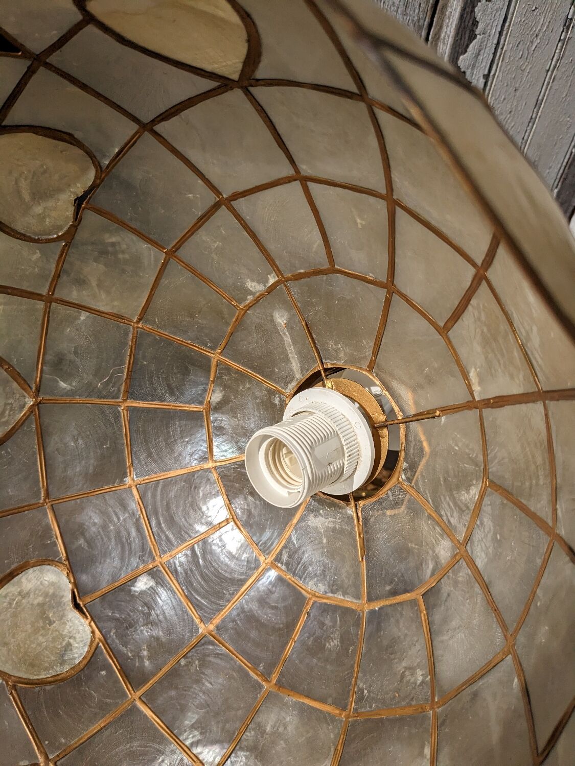 Suspension en nacre et laiton doré