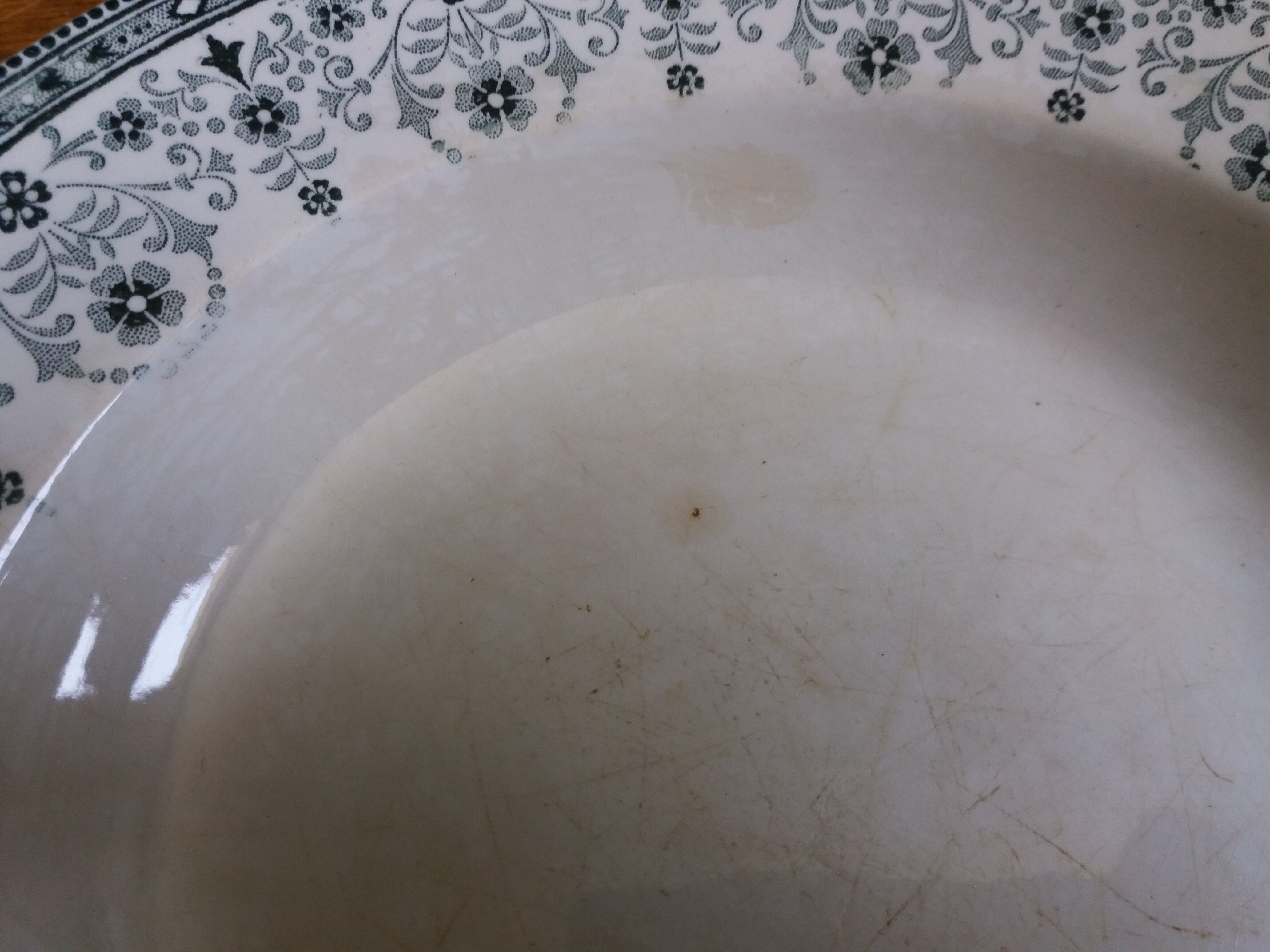 6 mismatched hollow plates Terre de fer