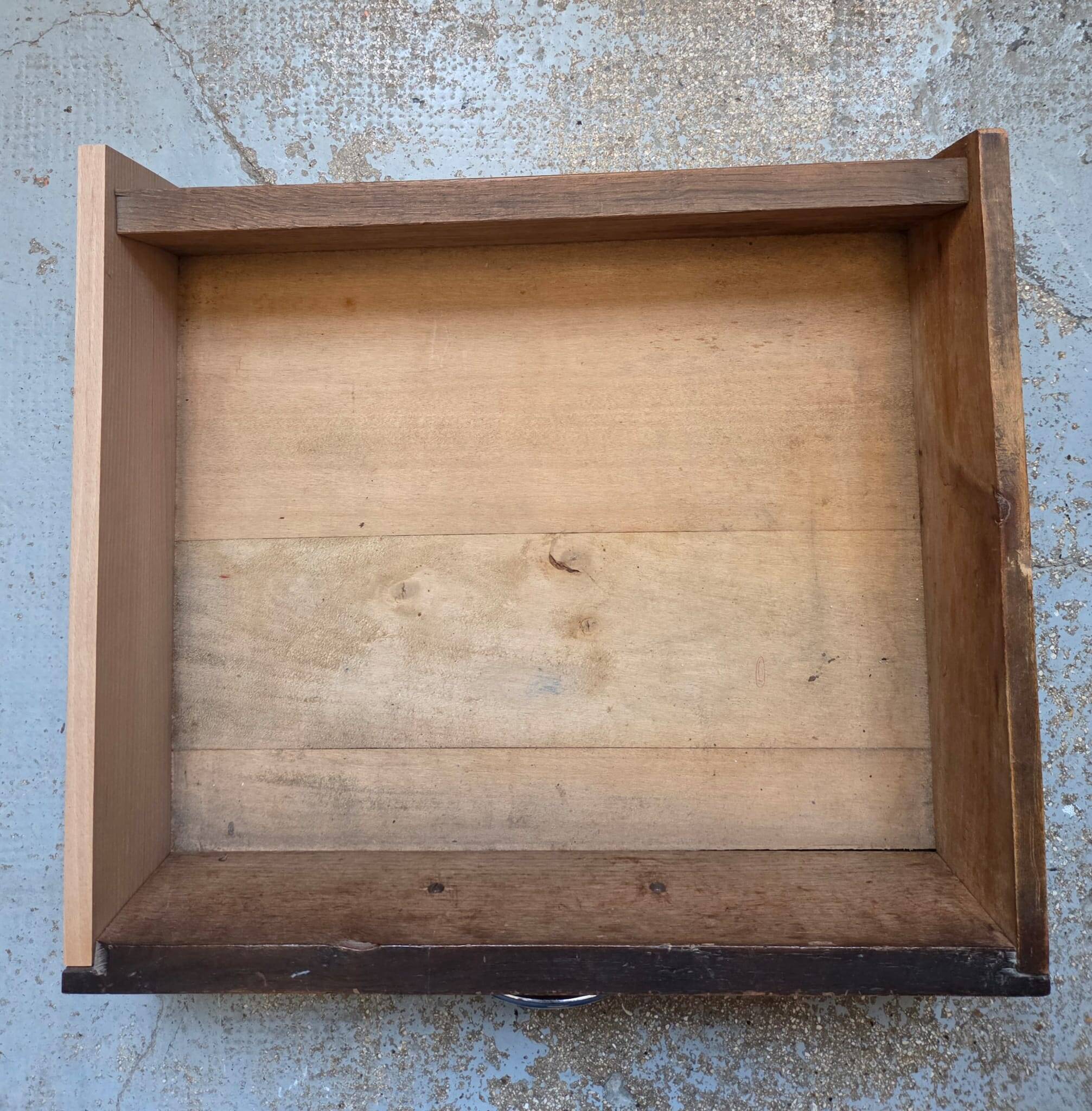 Meuble de rangement vintage en bois massif - élégance et authenticité