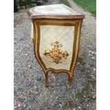 Table de chevet galbée en bois doré