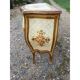 Table de chevet galbée en bois doré