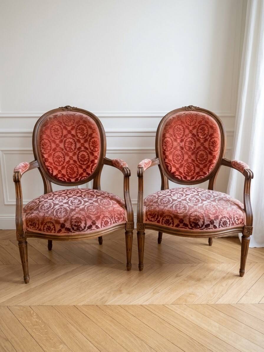 Louis XVI living room set: sofa and 4 armchairs in wood and pink velvet.