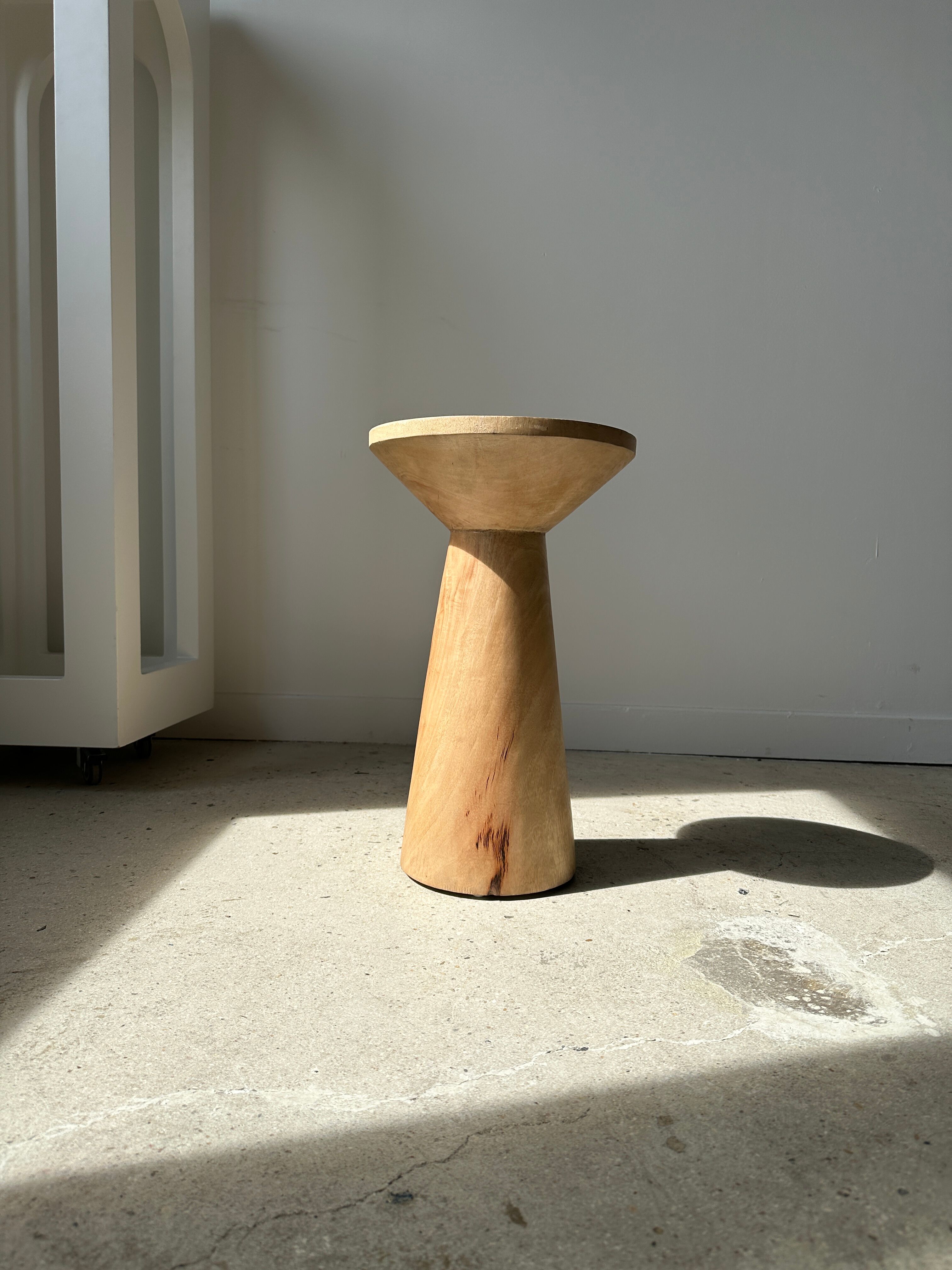 Side table, end of sofa in natural mango monoxyl conical tray H:50cm