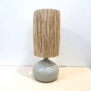 Pied de Lampe vintage en grès céramique beige gris abat-jour en raphia 1970