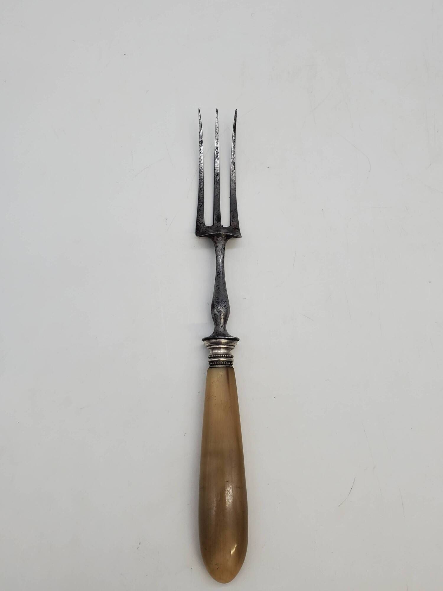 Set of silver-plated leg of lamb handles and fork, with horn handles.