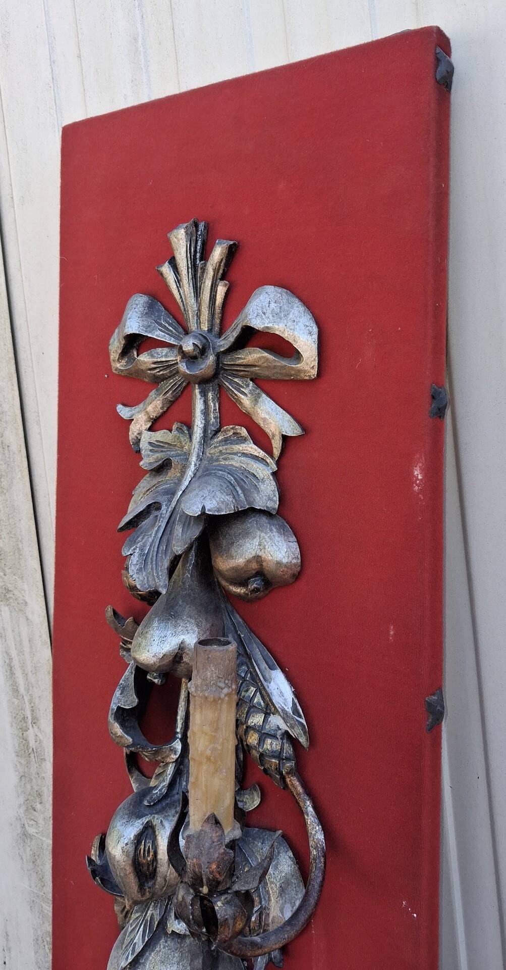 Large three-light wall sconce in silver wood with fruit decoration.