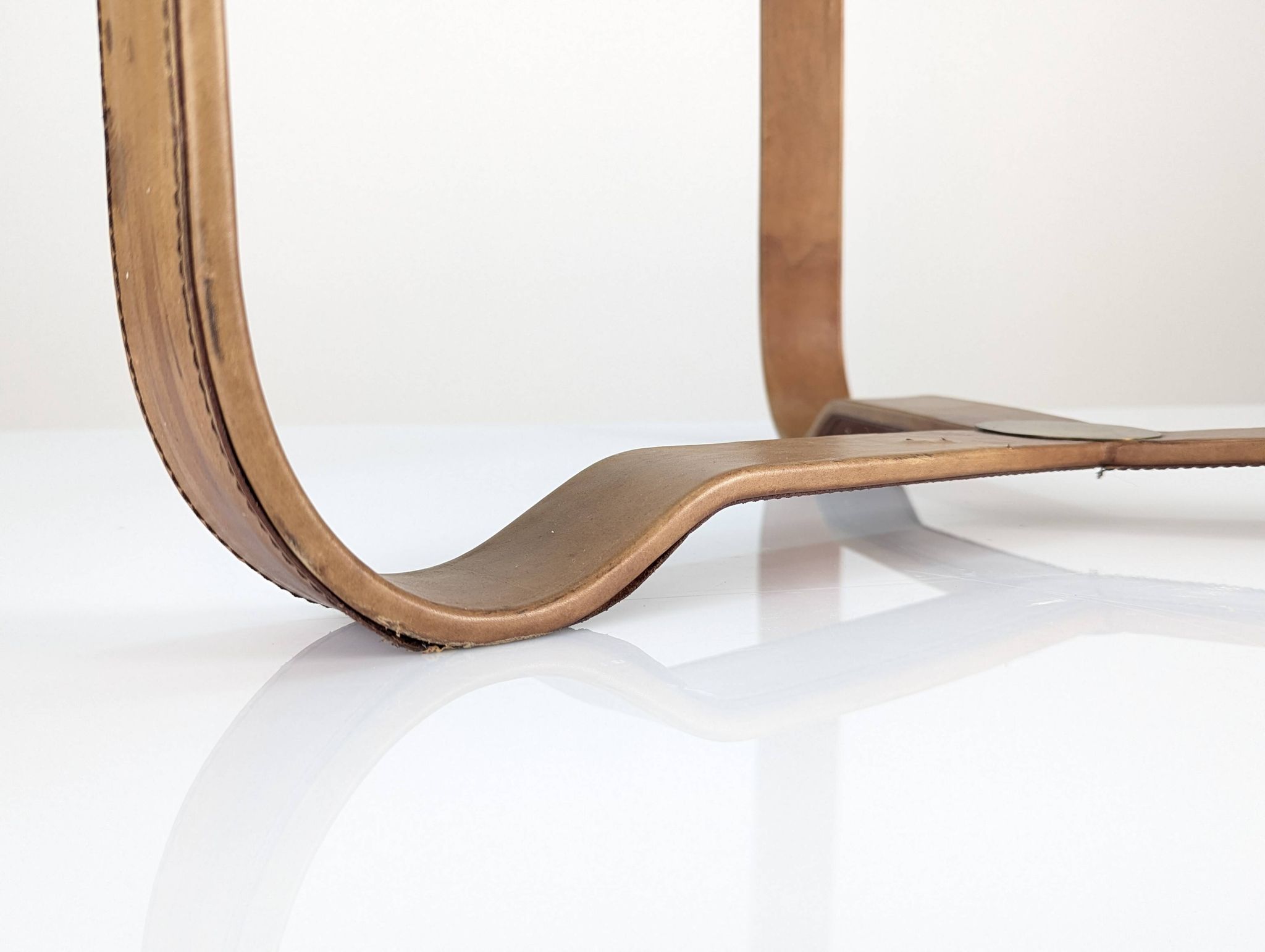 Table basse en laiton et cuir surpiqué