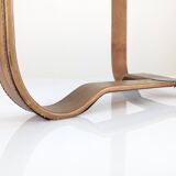 Table basse en laiton et cuir surpiqué