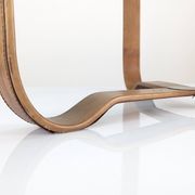 Table basse en laiton et cuir surpiqué