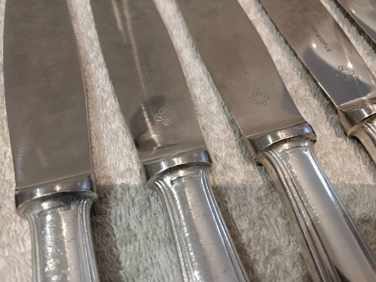 12 silver-plated metal table knives by Christofle Albatros, 24.7 cm.