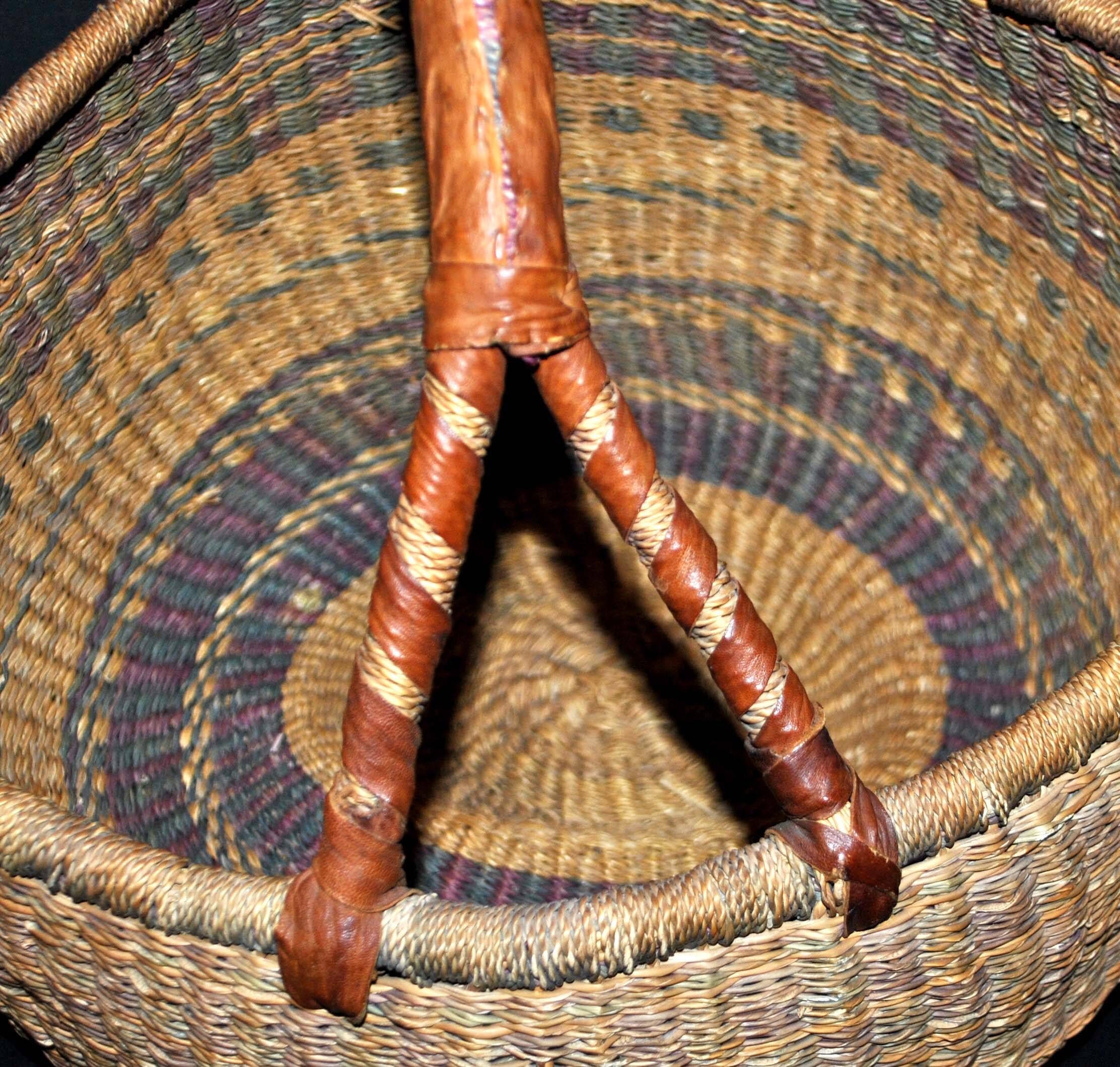Vintage round basket in woven straw and leather - ethnic decorative ball basket