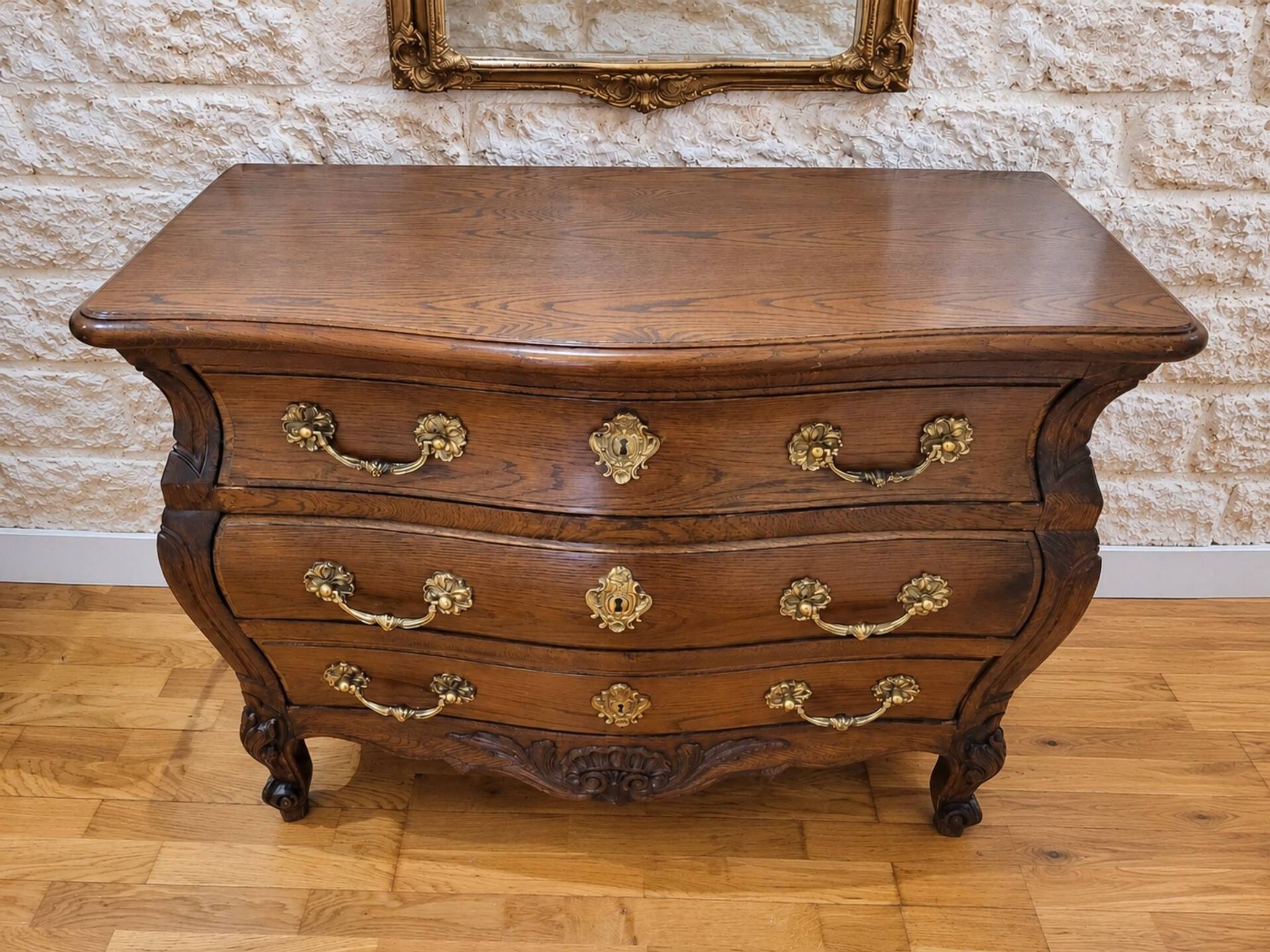 Commode galbée style Louis XV / régence en chêne massif