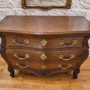 Commode galbée style Louis XV / régence en chêne massif