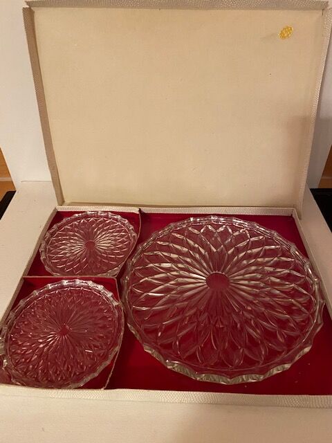 Set of one table mat and two crystal bottle bottoms